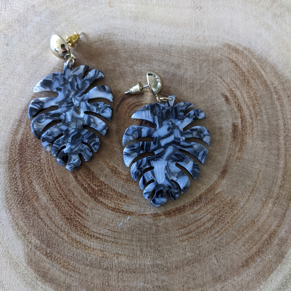 Monstera leaf Tortoise Earrings Black White